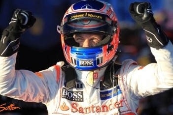 Button wint fraaie seizoensopener in Melbourne