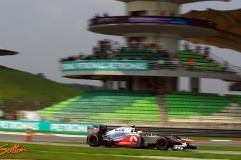 Hamilton ook snelste in tweede training Sepang