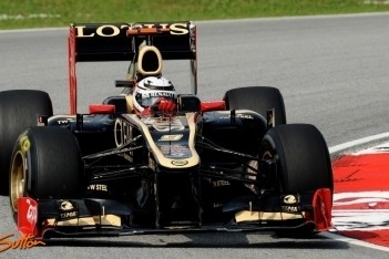 Lotus-duo druk bezig met afstellen auto