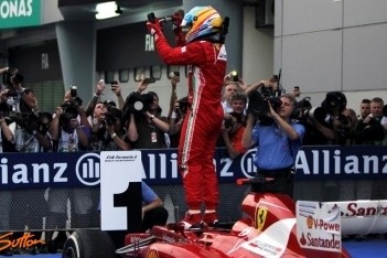 Alonso schenkt Ferrari zege op nat Sepang