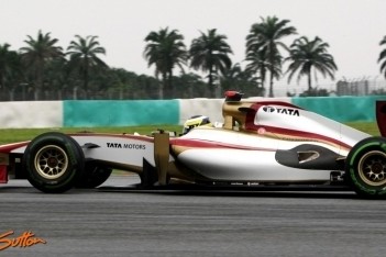 HRT sleept zich met beide auto's naar de finish