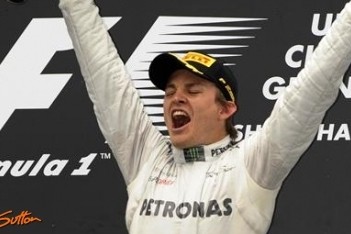Rosberg breekt de ban met eerste zege in China