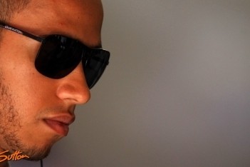 Hamilton naar laatste startplaats, Maldonado pole