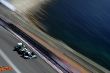 Rosberg snelste in training, Maldonado crasht