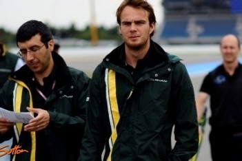 Van der Garde in stromende regen naar pole