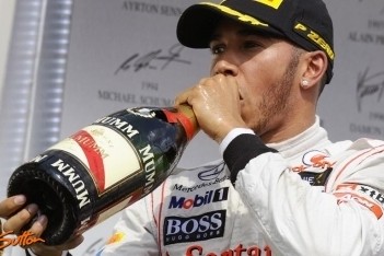 Hamilton gelooft in titelkansen na overwinning