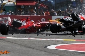 Alonso ongeschonden uit startcrash gekomen