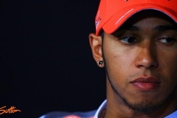 Hamilton houdt zich op de vlakte over toekomst