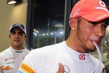 Hamilton licht verbaasd over pole-position
