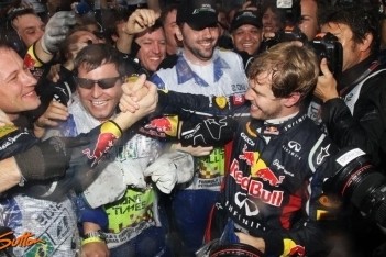 Derde titel voor Vettel in waanzinnige GP van Brazilië