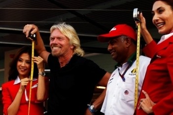 Branson in mei stewardess op vlucht Air Asia