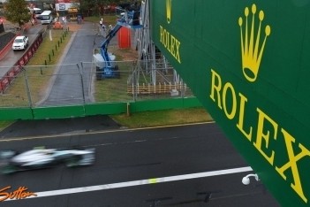 Hamilton stuurt Mercedes naar derde startplek