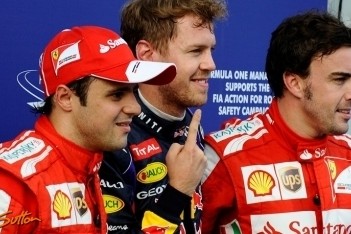 Vettel verovert pole-position op nat Sepang