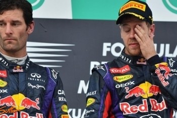 Vettel klopt Webber in Maleisische broedertwist