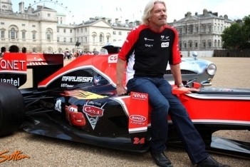 Branson op 12 mei stewardess bij AirAsia