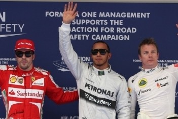 Hamilton pakt zijn eerste pole voor Mercedes