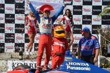 Sato pakt eerste IndyCar-zege in Long Beach