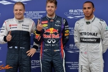 Vettel grijpt pole in verregende kwalificatie