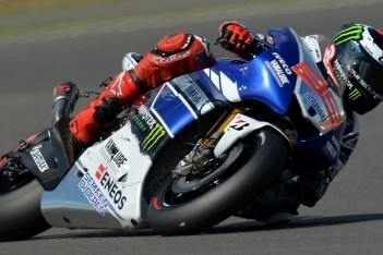 Lorenzo snelste in Silverstone, Espargaro crasht