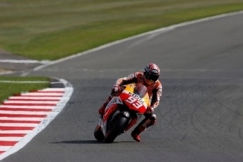 Marquez verslaat Lorenzo in kwalificatie Engeland