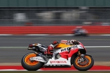 Marquez naar medisch centrum na crash