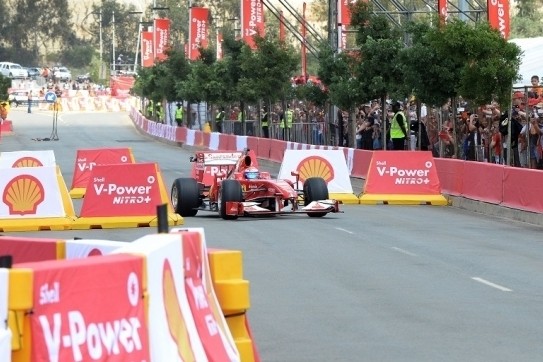 Ferrari-testrijder Gené zet demo neer in Soweto