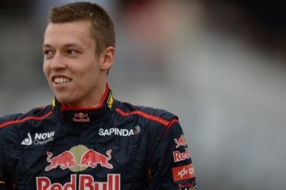 Debutant Kvyat pakt record af van Vettel