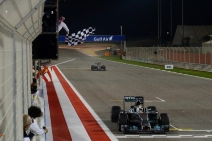 Hamilton verslaat Rosberg voor Bahreinse zege