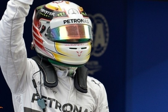 Hamilton regeert in natte kwalificatie China