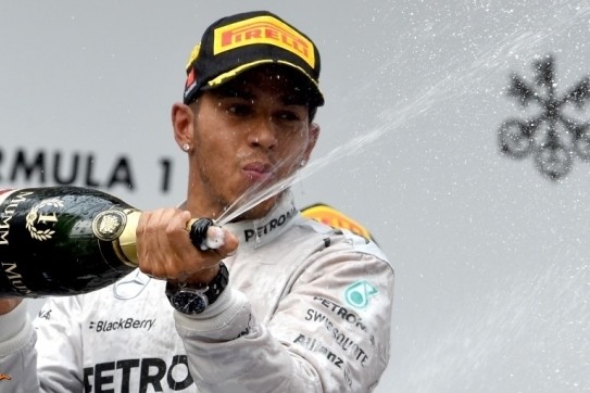 Hamilton leidt van start tot finish in Shanghai