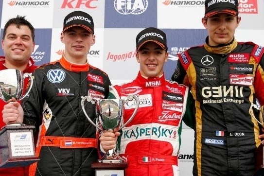 Max Verstappen rijdt naar podium op Silverstone