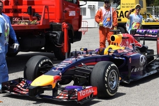 Vettel vijf startplaatsen naar achteren in Spanje
