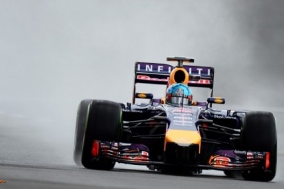 Vettel bovenaan in verregende derde oefensessie