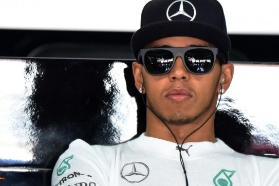 Hamilton vijf startplaatsen naar achteren in Duitsland