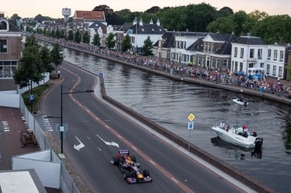Vergne jaagt Red Bull Formule 1-auto door centrum Assen