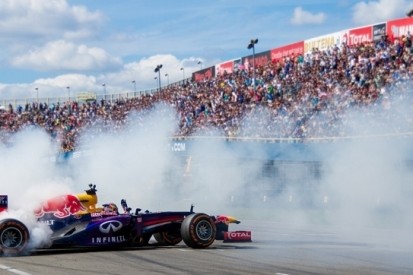 Buemi blaast met Red Bull Formule 1-auto over TT Circuit