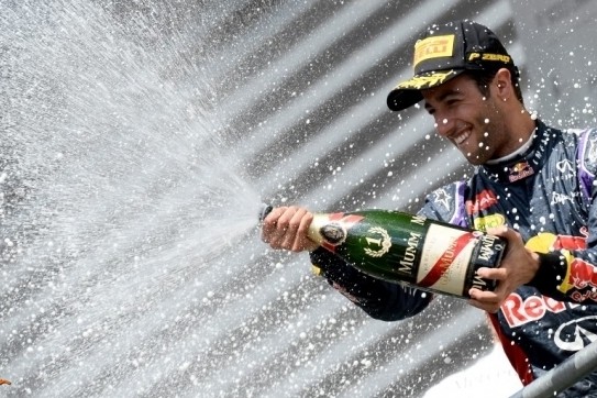 Ricciardo wint ook in Spa, Mercedes-coureurs botsen