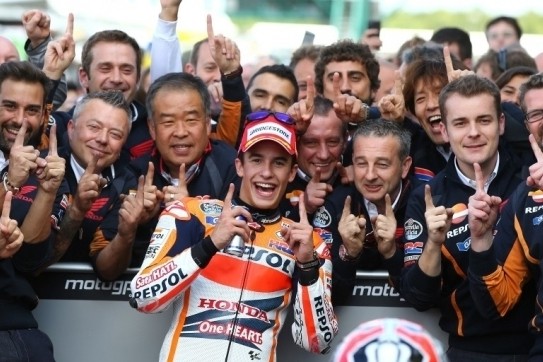 Marquez verslaat Lorenzo na spectaculair gevecht in Engeland
