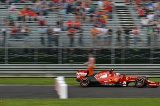 Raikkonen nadert Mercedes-duo op sterke trainingsdag
