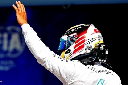 Hamilton: "Ik hoop op wat concurrentie van de anderen"