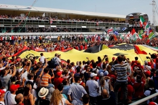 Hamilton hekelt boegeroep naar Rosberg