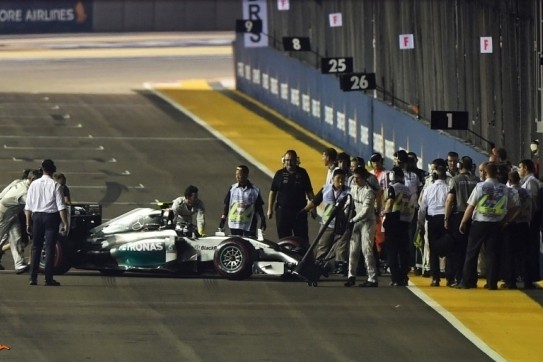 WK-leider Rosberg valt uit in Singapore met stuurprobleem