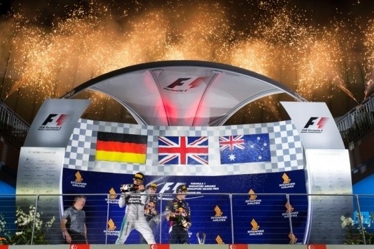 Hamilton verlaat Singapore met zege en leiding in WK