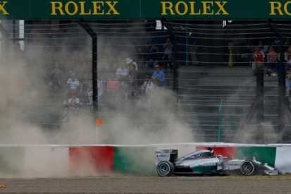 Rosberg snelste in derde training Japan, Hamilton crasht