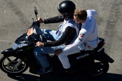 Magnussen raakt vijf startplaatsen kwijt in Sotsji