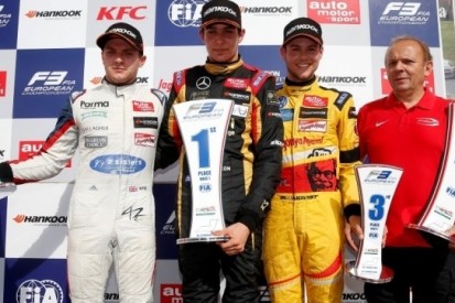 Ocon koerst af op kampioenschap, Verstappen valt uit