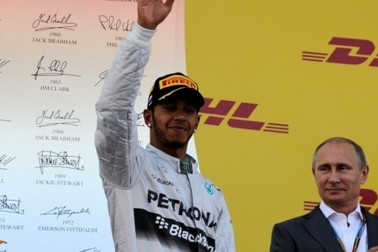 Hamilton schrijft eerste Russische GP op zijn naam