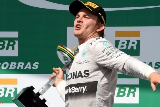 Rosberg verkleint achterstand met overwinning in Brazilië