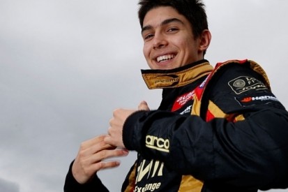 Ocon namens Lotus in actie in vrije training Abu Dhabi