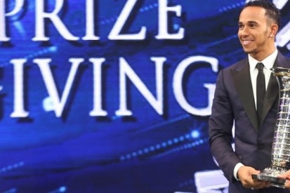 Hamilton neemt kampioenschapsbokaal in ontvangst